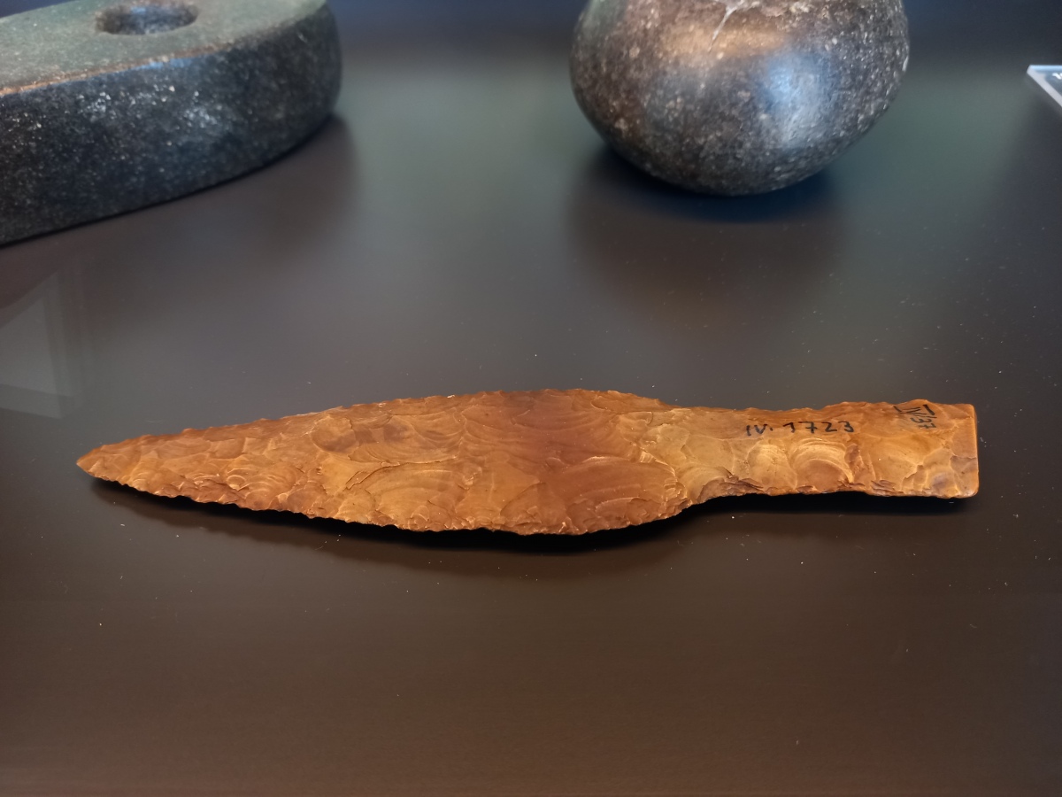 FLINT DAGGER
Late Neolithic period / Early Bronze Age,
ca. 23rd to 17th century BC
Silex, Find site unknown

Photo by Bøddel 25/03-2021
