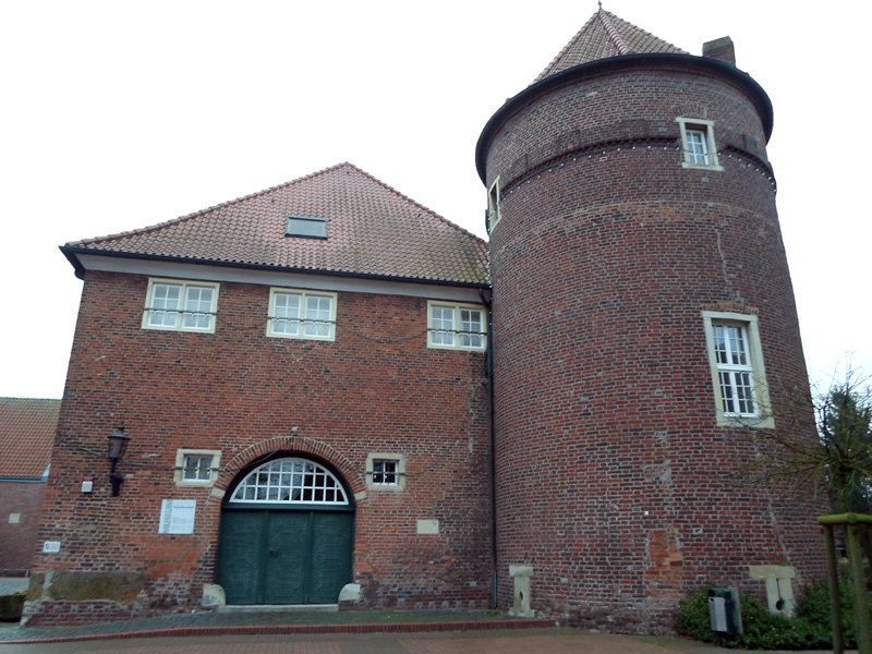 The Museum Burg Ramsdorf is located in Ramsdorf Castle in Velen (North Rhine-Westphalia, Germany).  

© Platta 2014
