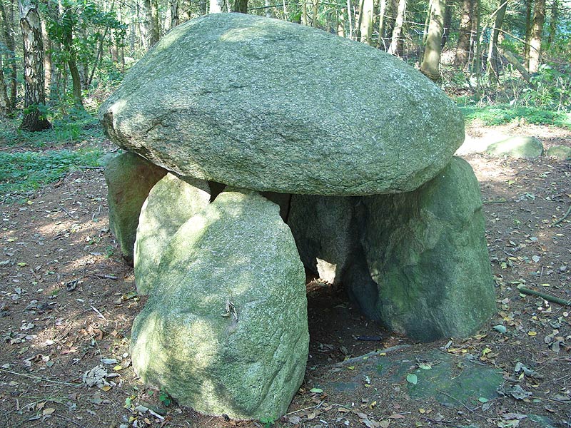 It has been restored in 1977, the tomb is dated
2900 - 2600 BCE.