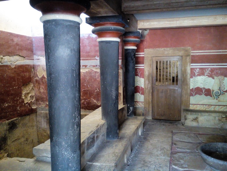 Throne Room in the western wing of the Knossos palace (photo taken on April 2018).