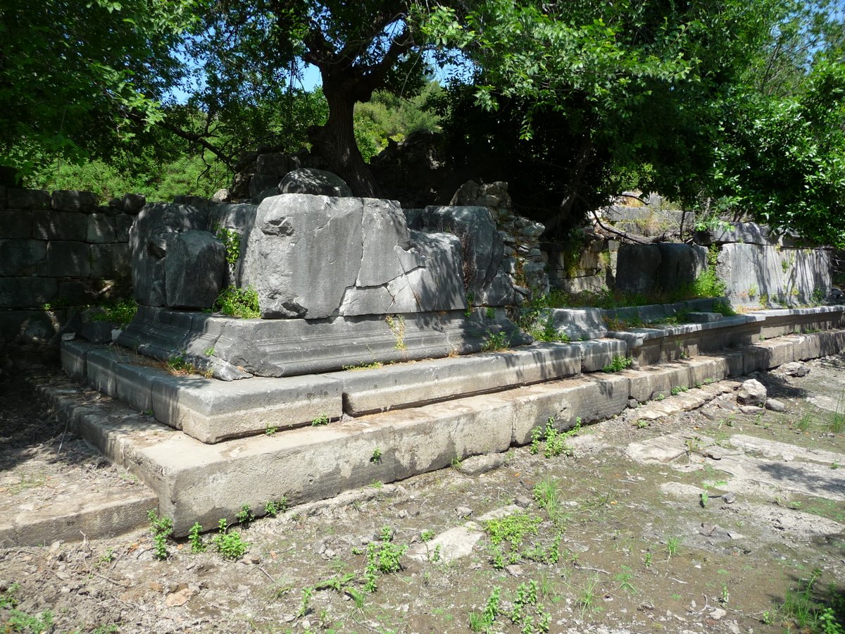 Monuments of Quintus Vedius Capito and Glykinnu