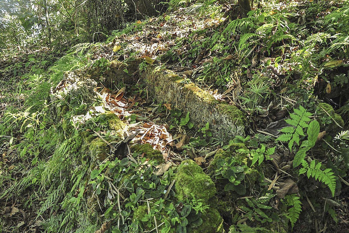 Limestone tombs of Kamhantik