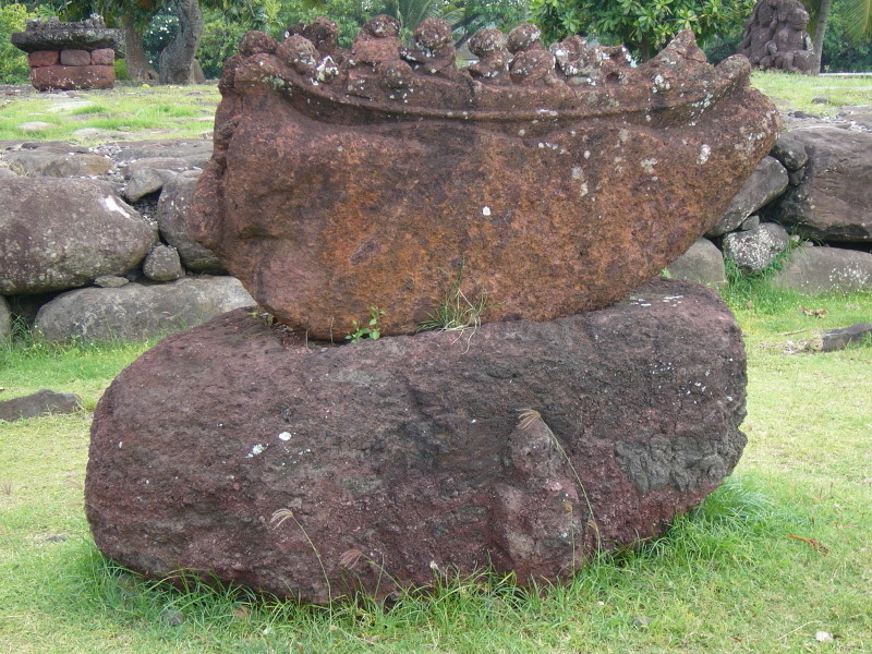 Carved statue at Temehea Tohua.  November 2005
