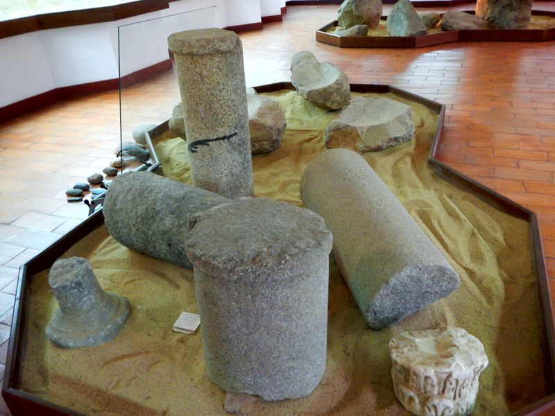 There are also collections of Roman pieces and other archaeological findings.
