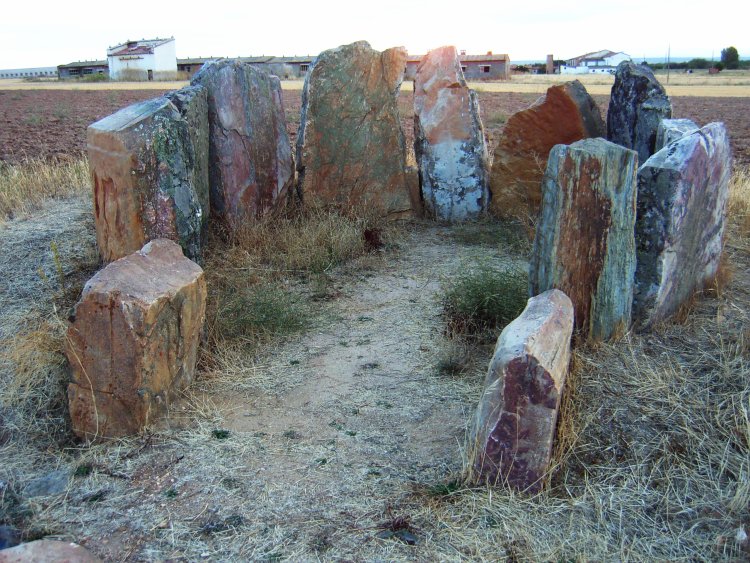 Despite the over-restoration, the Passage Grave of “Las Peñezuelas” is still a treat due to the sheer size of the chamber’s orthostats. Sadly, agricultural activity has destroyed what remained of the tumulus, and the corridor has almost disappeared due to an earthen track built beside the Megalith. Excavations have yielded several Neolithic elements including carvers and arrow points.