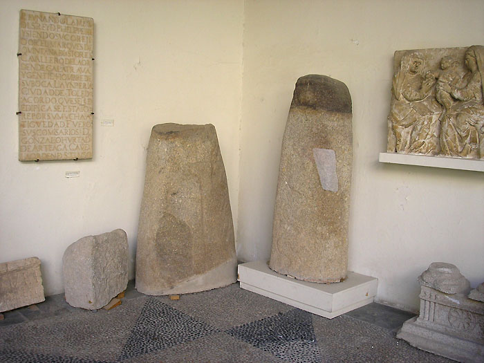 The museum houses an archaeological collection, amongst which is a couple of menhirs taken from outside a nearby dolmen, which have serpent shaped carvings on them. 