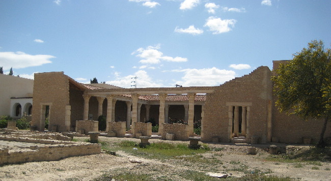 Reconstructed Villa. Many of the Mosaics are preserved.
The El Jem Museum has a significant collection of Roman Mosaics as well as other artifacts. It also abuts the ruins of several Roman Villas.