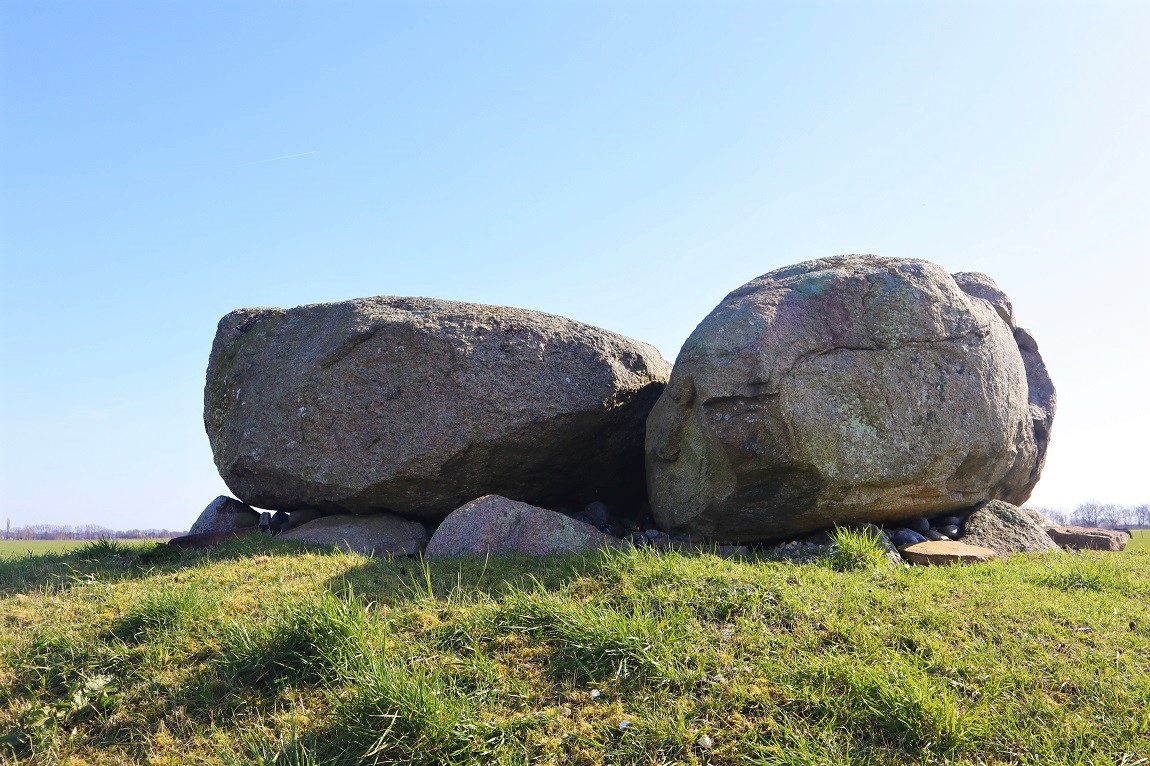 Toreby Runddysse. Passage grave. Restored in 2009. 8 uprights and 2 large capstones. Foto marts 2020