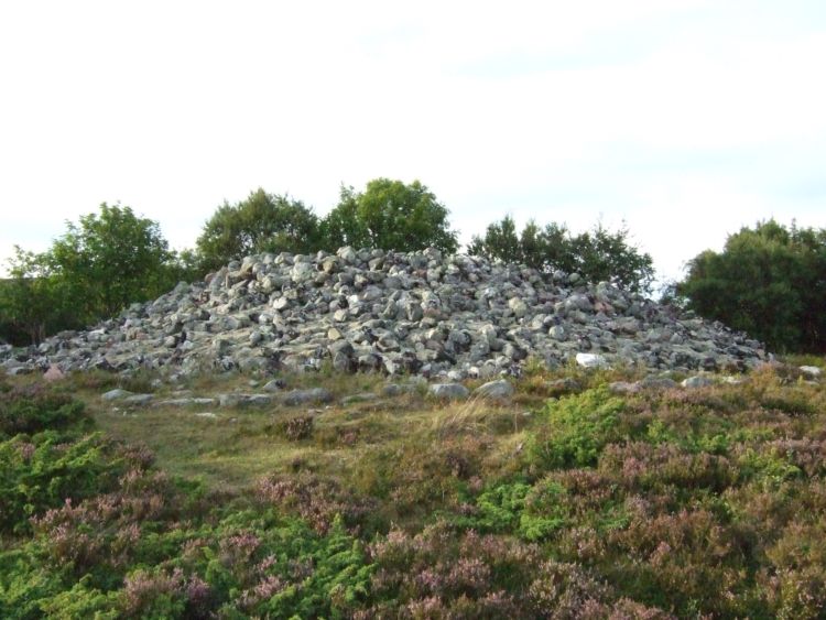 The largest and tallest cairn has a very pretty shape.
