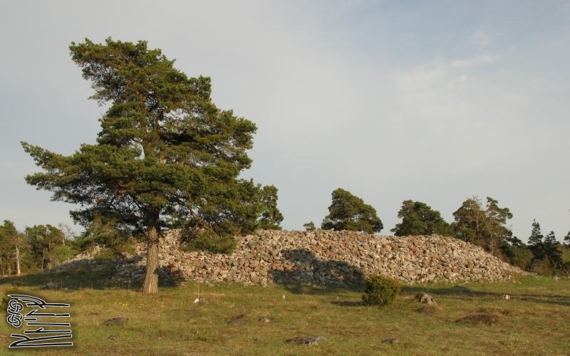 One of the biggest cairns in Gotland from NW. May 2011.

