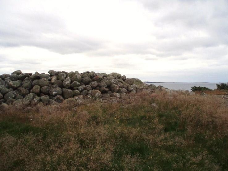 Seven Bronze Age cairns can be found in the nature reserve at the western end of Getterön (Goats Island) peninsula, just west of Varberg city.