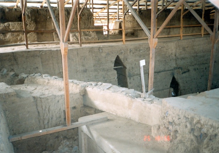 Unearthed internal corridors of the structures in Kaminaljuyu (photo taken on March 2005).
Site in  Guatemala