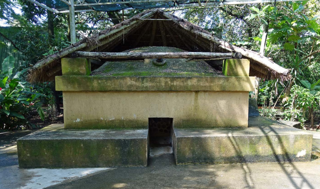 Site in  El Salvador

The Temazcal replica. It is located in the public access area of the archaeological park, so people can enter it and experience the acoustic phenomena.

Photo credit: Payson Sheets