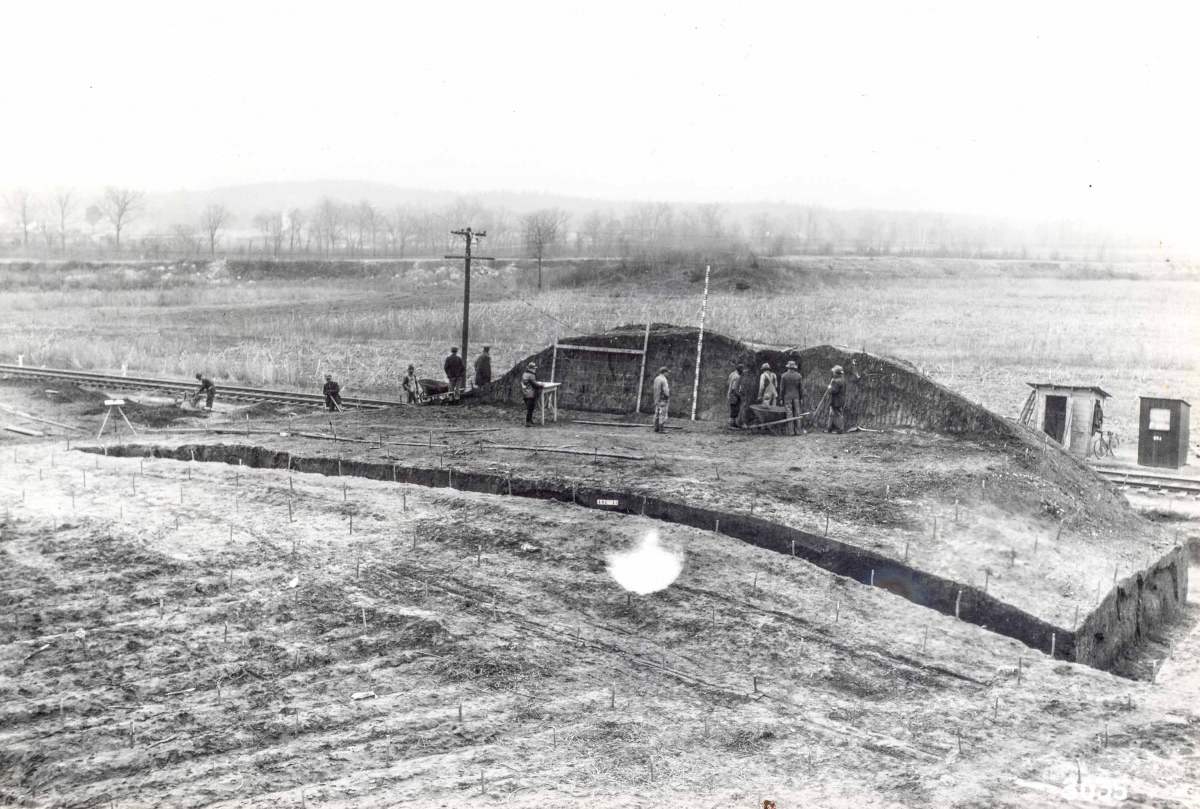 Another perspective of excavation in 1930s. Source: https://alabamamoundtrail.org/mound-site/bessemer/. Sponsor: University of Alabama.