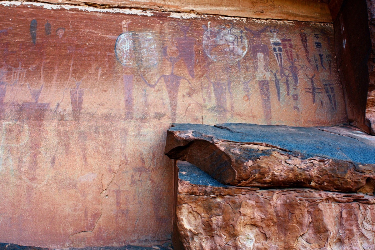 Petroglyphs at Courthouse Wash near Moab, Utah.  Wiki: MoralMoney, https://commons.wikimedia.org/wiki/File:CourthouseWash.jpg.  