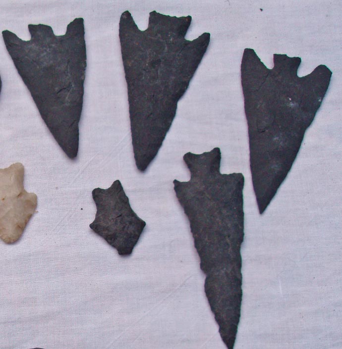 Site in Chile 
Patagonian arrow points from the steppe tribes that inhabited the locale of Cueva del Milodon. These points are original specimens and are in the collection of a private collector in Punta Arenas.
