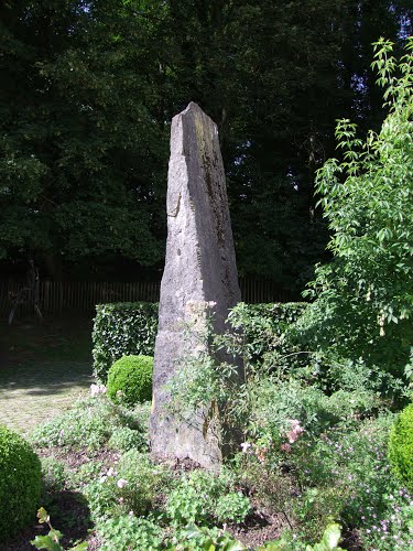 Modern standing stone, Rouge-Cloître former abbey.  Photo : August 2016.
