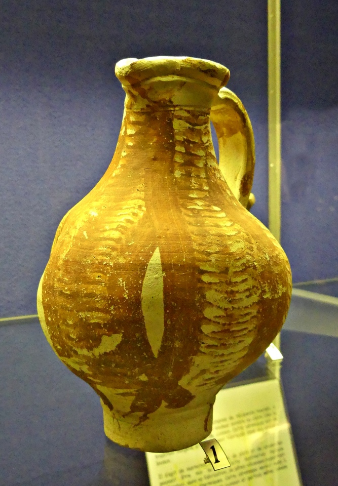 Merovingian (5th to 7th c.) jug in flamed ceramic. (Photo : OCT.2021).