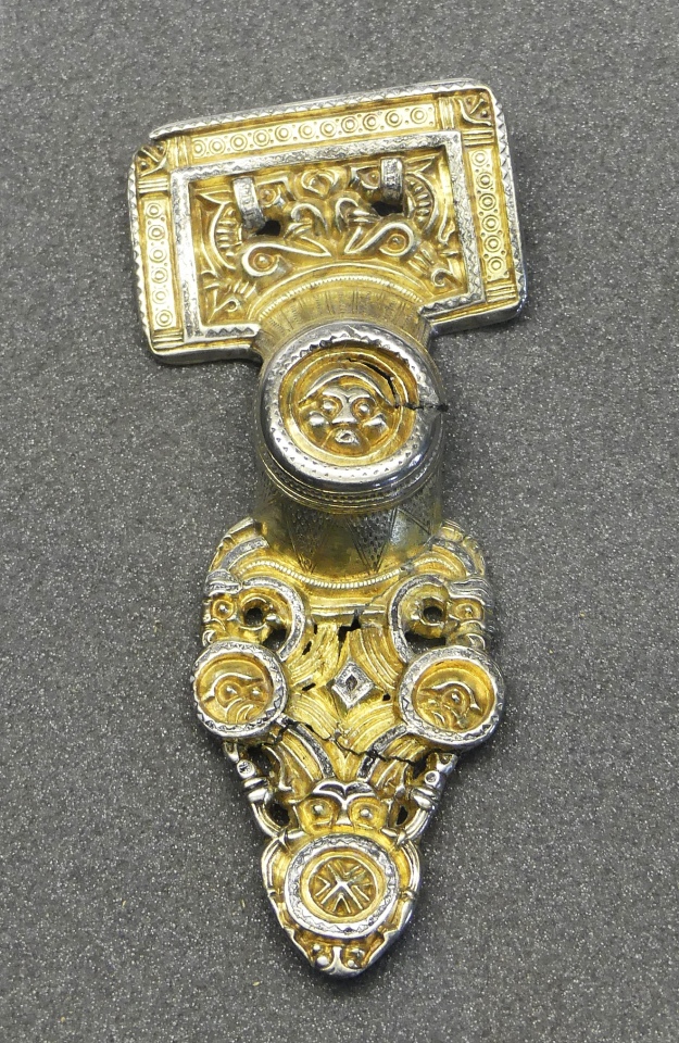 Merovingian richly decorated fibula, with human face in medaillon.  (Photo : OCT.2021).