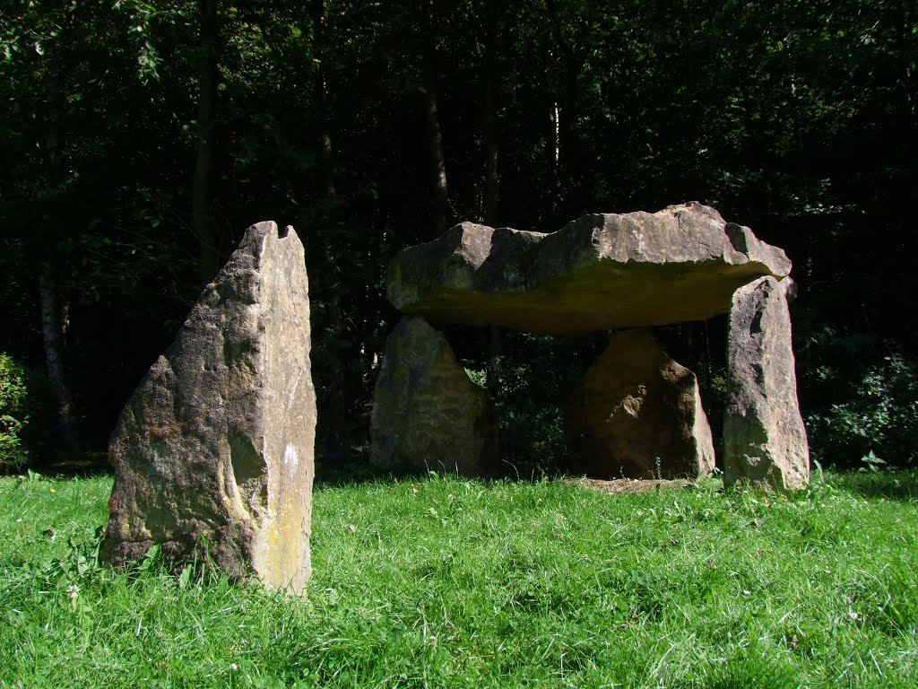 The standing stone in front of the dolmen. August 2016.
