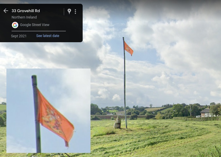 It is a flippin' flagpole - what's that a flag of?

This is the Google Street View from September 2021. But no tree

No flagpole or tree on the 2016 Street View.