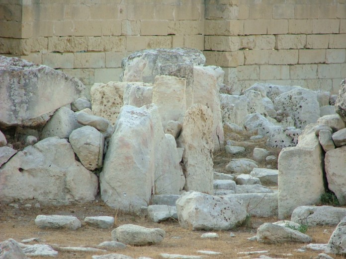 Close-up of the entrance. Notice the sill stones between the pillars just behind the fallen stone.