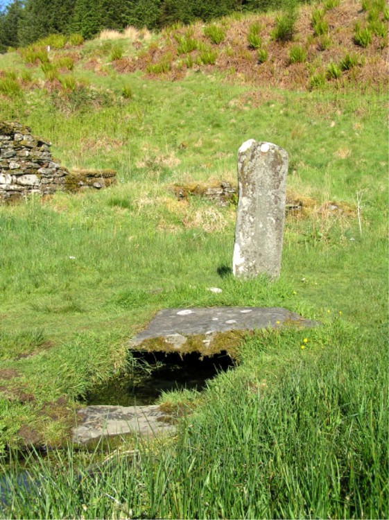 The holy well and 9th century cross are found in the deserted village of Kilmory Oib.  