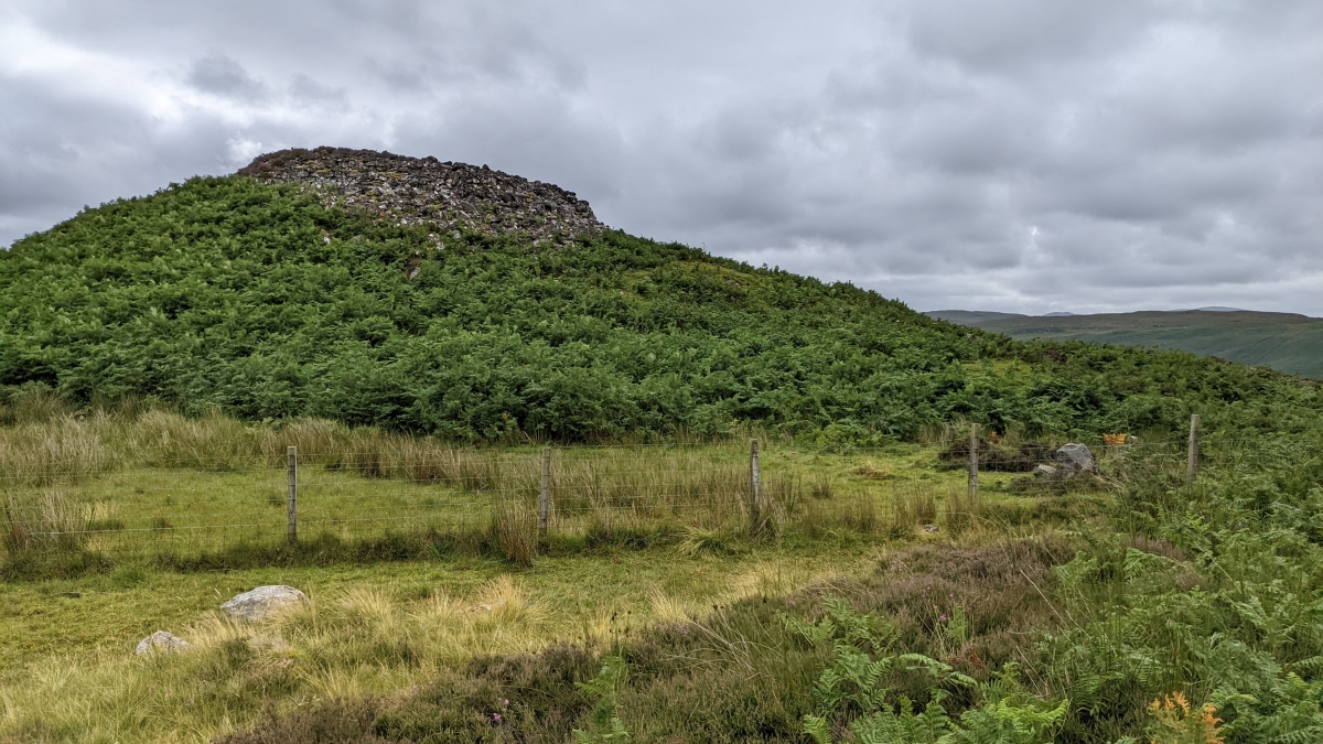 Taken from the tractor/4x4 track that wiggles its way past the north side of the broch. This has to be the easiest way to get there.