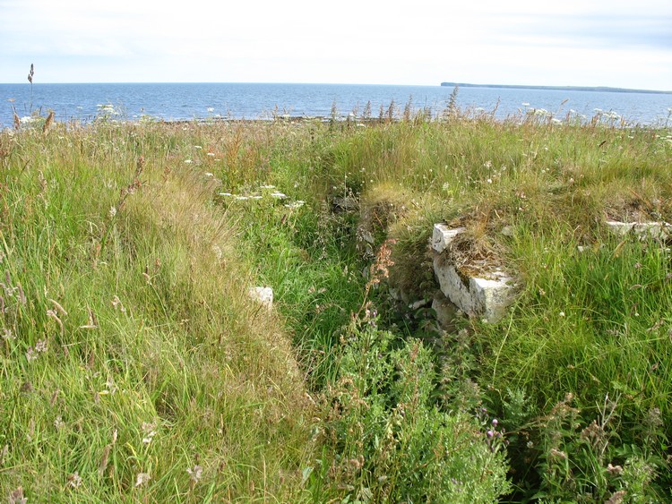 Entrance passage to the broch - view from the west (photo taken on July 2011).