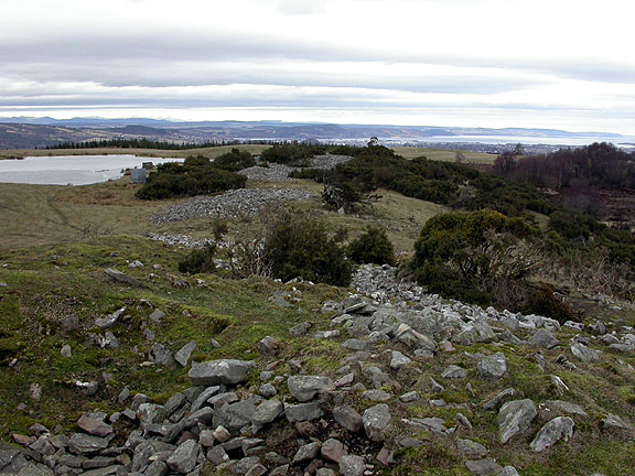 View of cairns from the south looking north.
Cairns situated south of Inverness at GR NH649383