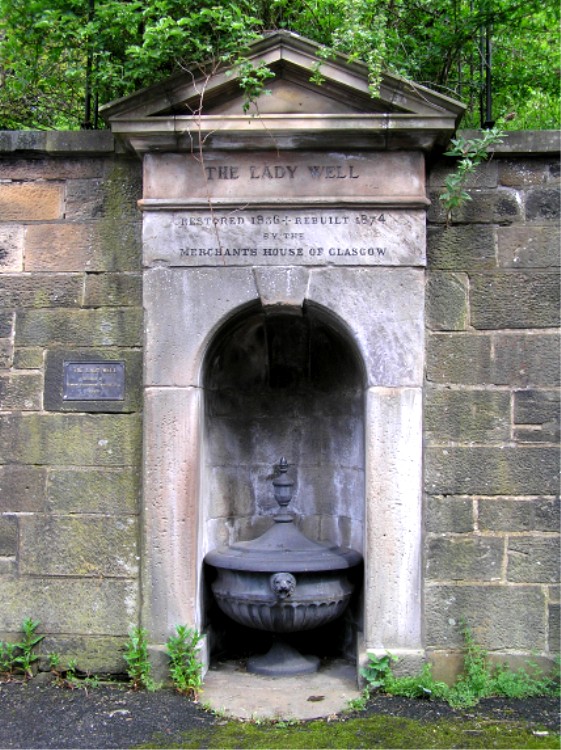 Site in RenfrewshireThe well used to flow from the east bank of the Merchants Park, but when this was converted to the Necropolis, the well became polluted and was closed.  In 1836, The Merchants House built a niche on the spot to mark the site of it’s exit from the brae.  This was rebuilt in 1874.
