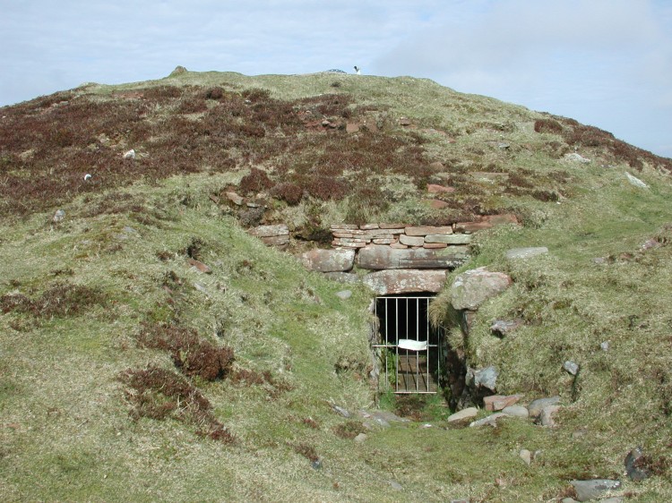External view of Vinquoy chambered cairn - not far from the Stone of Setter.