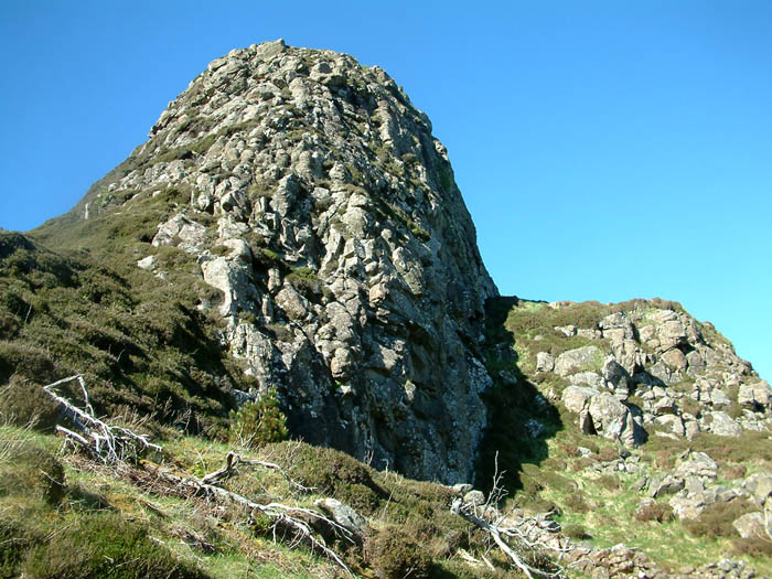 Druim nan Slochd occupies a commanding position above Flodigarry.