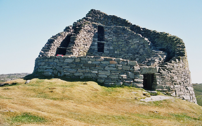 This impressive Broch  is near Carloway in the west of the Island of Lewis. Sadly time did not permit detailed exploration but that's something to look forward to at a later date.  There is enough of this tower standing to indicate the method and the superb workmanship involved in it's construction.
OS NB 192 413