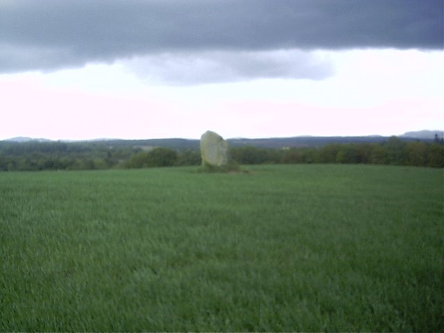 This single stone stands on the west side of the A9 perth - inverness just north of luncarty.this view is to the west,the hill in the distance on the left of the photo is dunsinnan of macbeath fame.