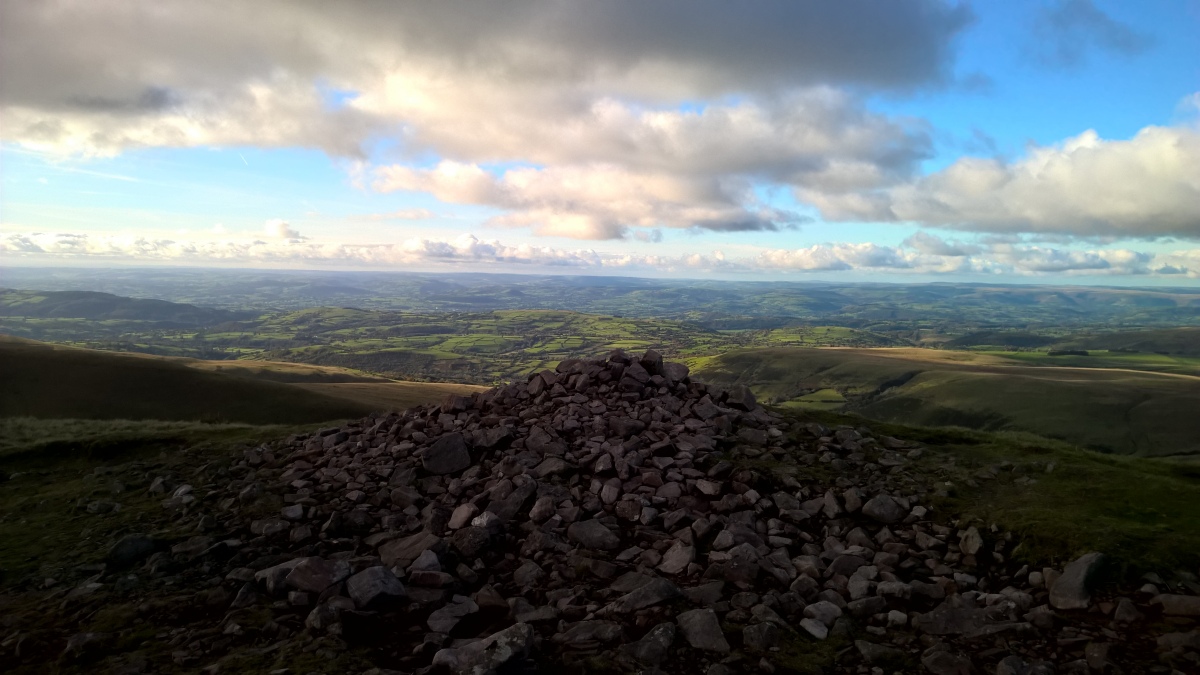 Looking north over the cairn. The occupant(s) of the barrow has/have a great view over their world, it can also be seen for miles around.