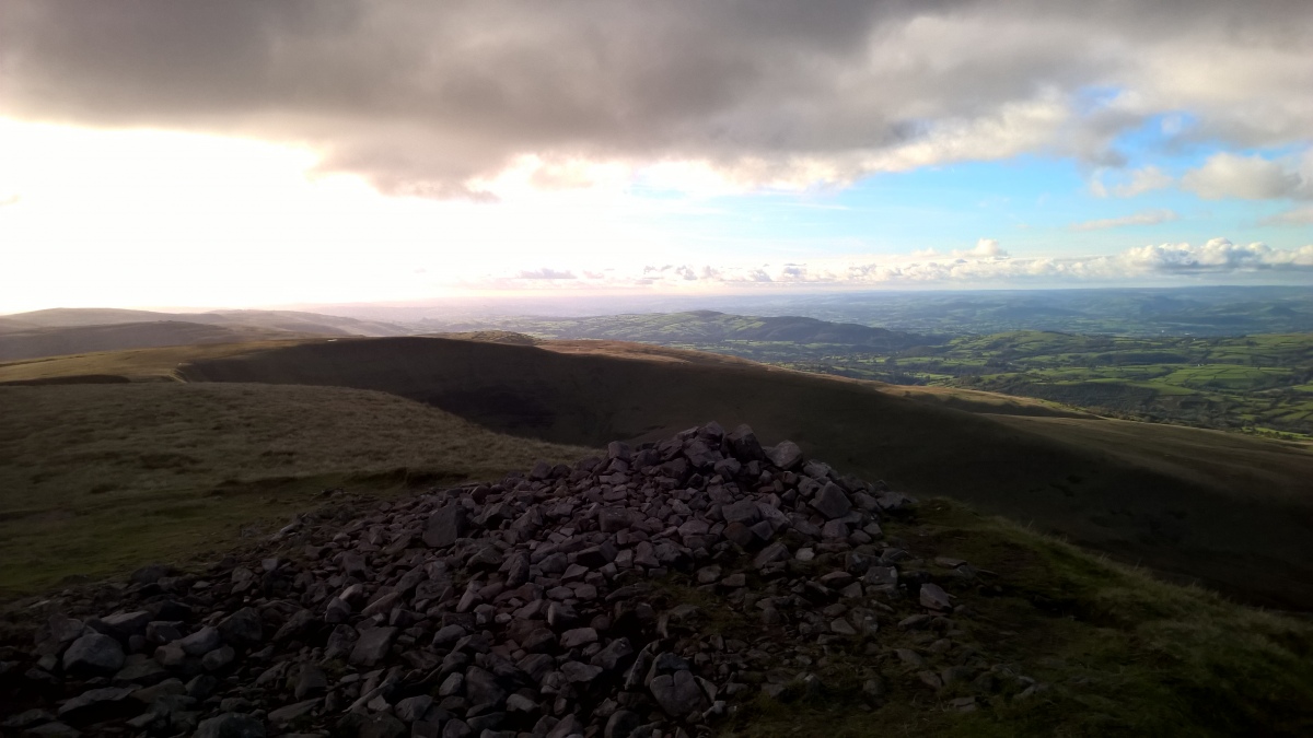 Looking west across the modern cairn on top of the barrow. Good view of the summer solstice sunset from here.