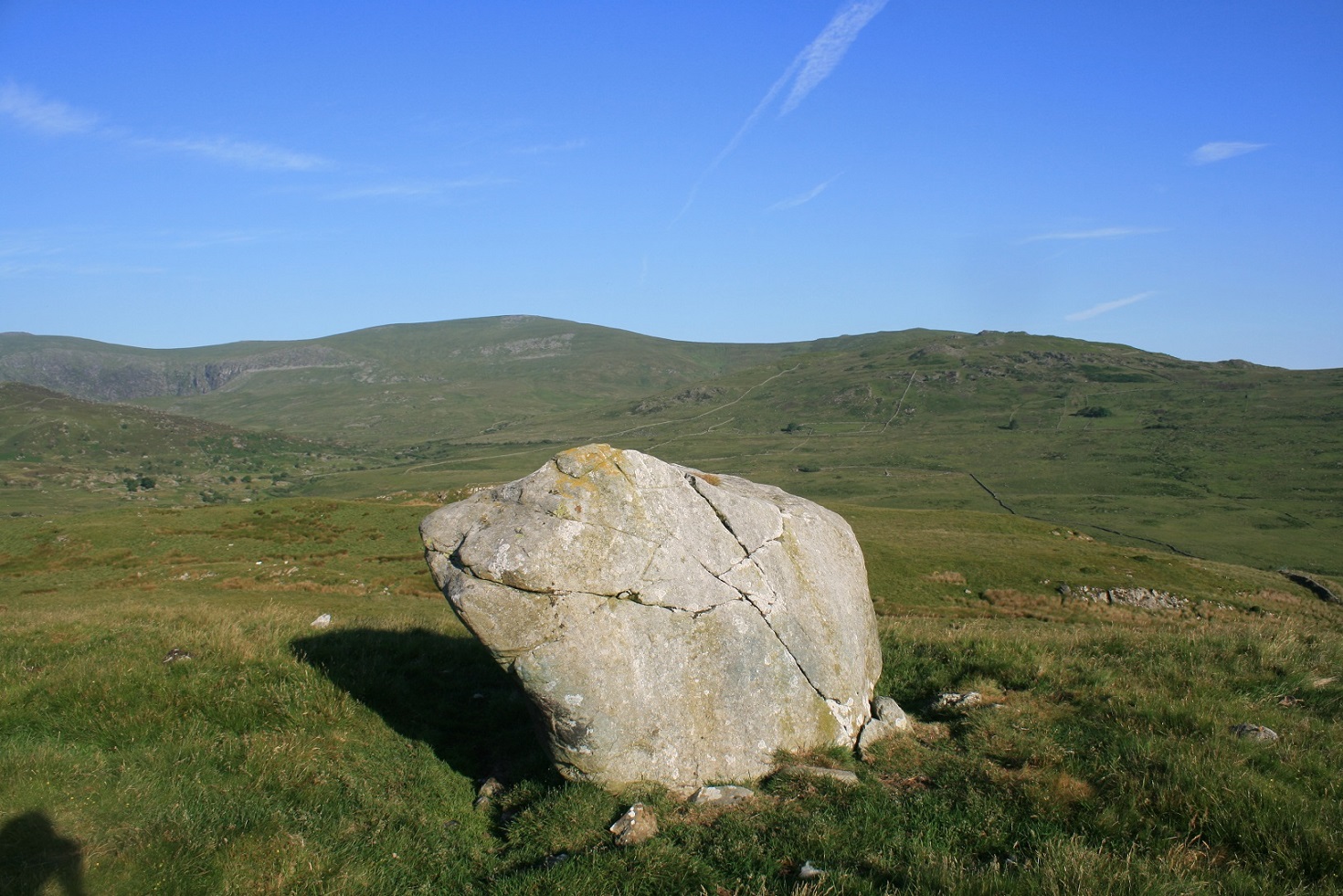 The big stone kind of points to the possible collapsed dolmen on the low ridge to the left.