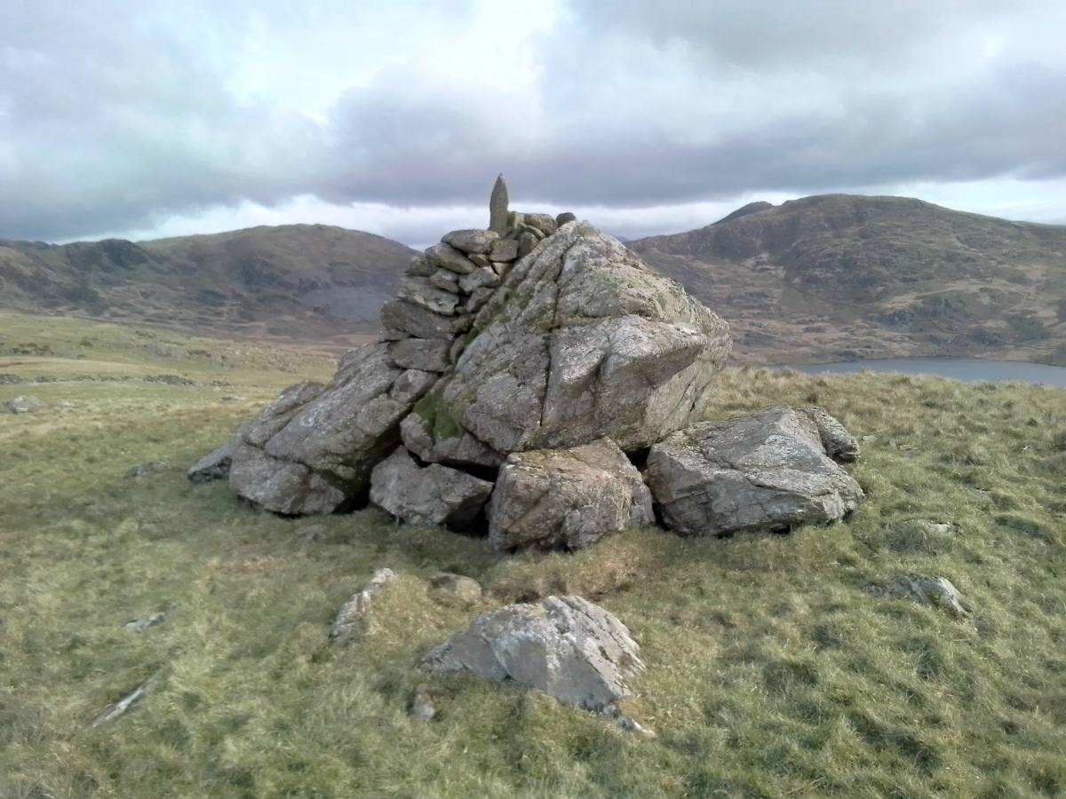 The stone feature atop Braich Y gornel with Llyn Ystradllyn below.
