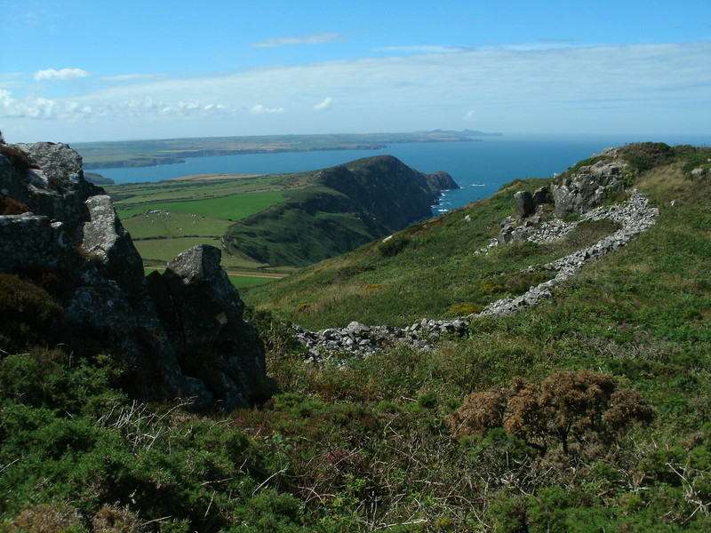 Garn Fawr.  Showing how the outcrops are used in the forts construction and are linked together by the ramparts.