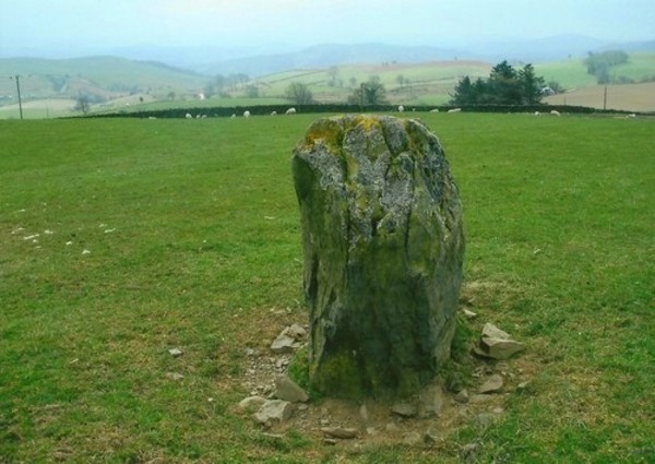 Clogau standing stone [Carreg Hir].